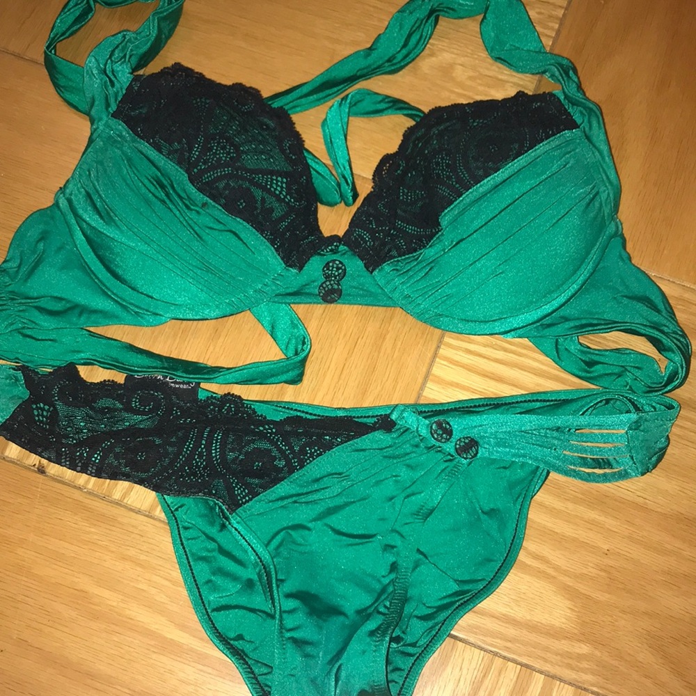 BEACH BUNNY LACE BIKINI GREEN AND BLACK